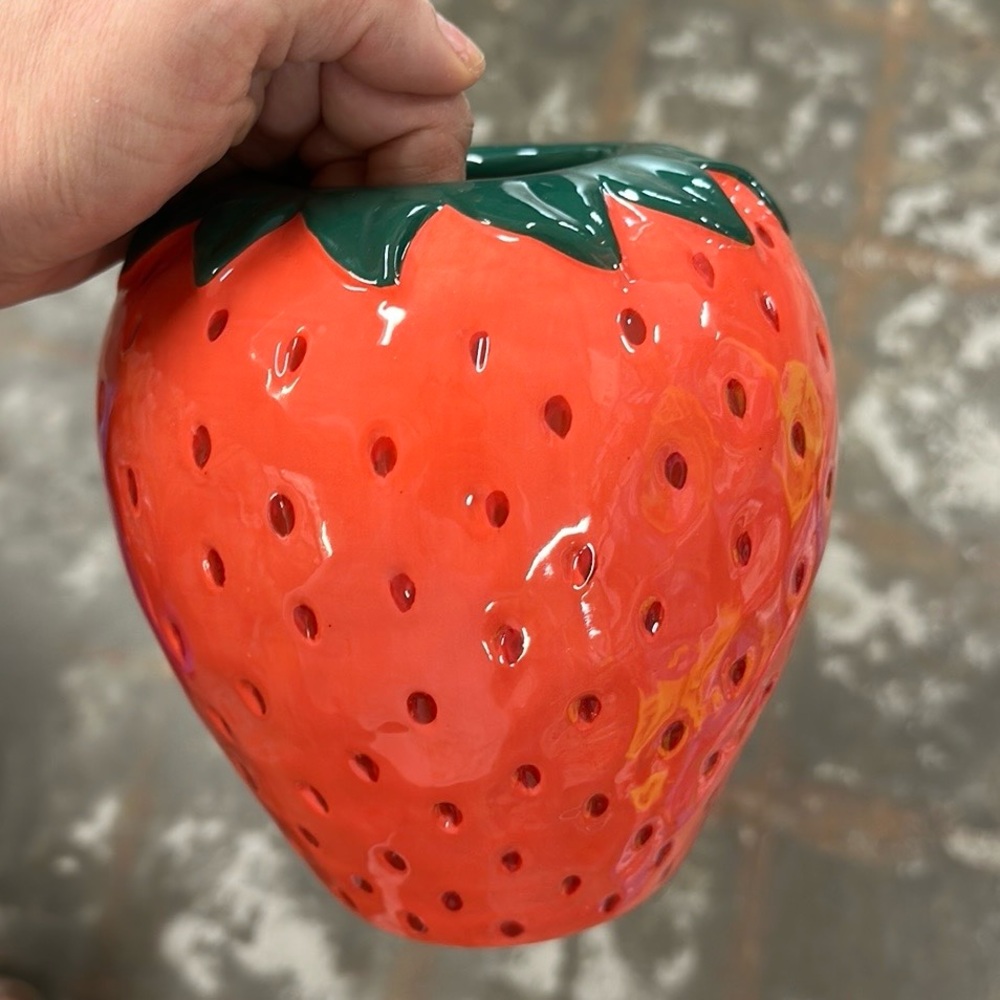 ban.do Vintage Inspired Strawberry Vase, Decorative Ceramic Vase, Large Flower - Picture 5 of 5